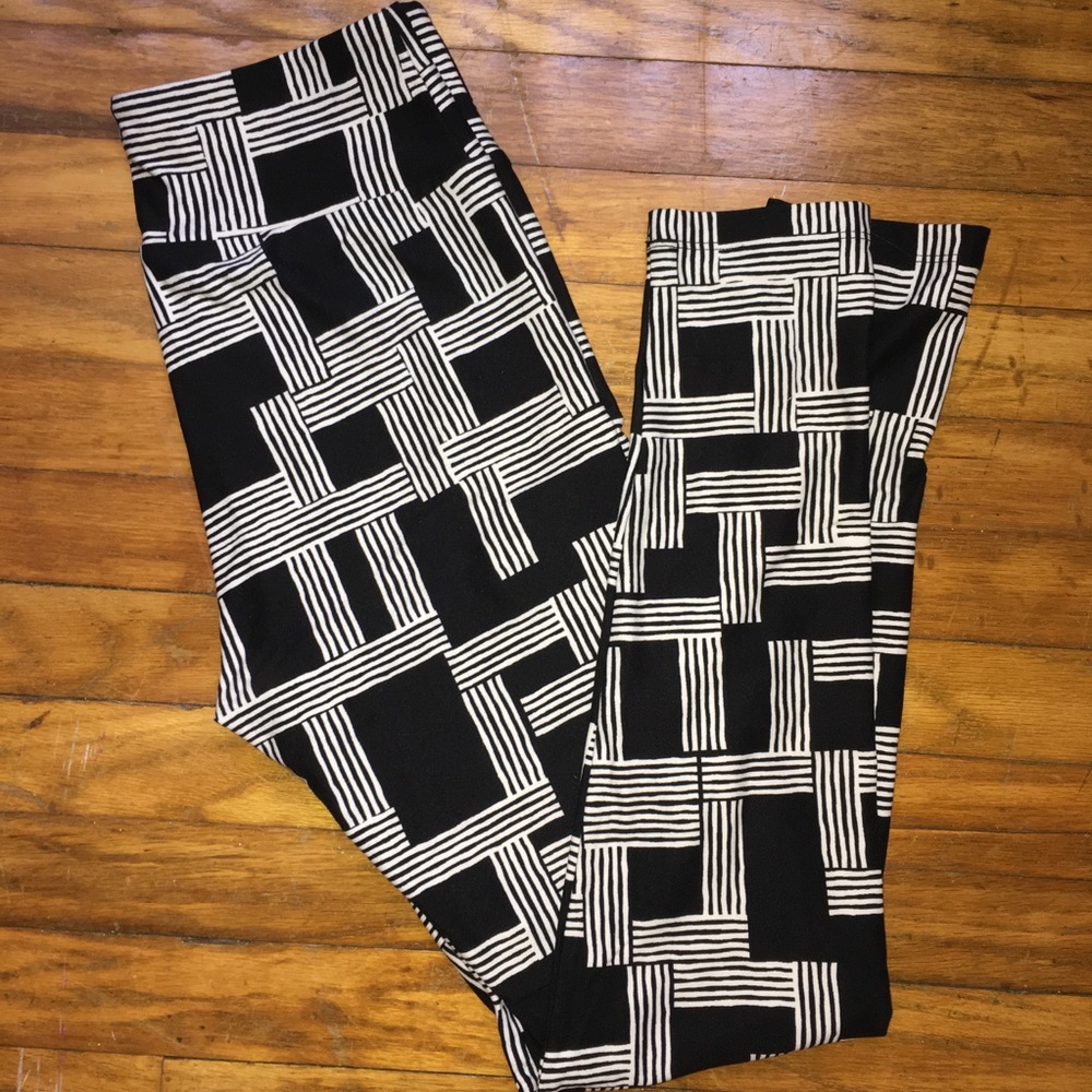 Black & White OS Lularoe leggings!